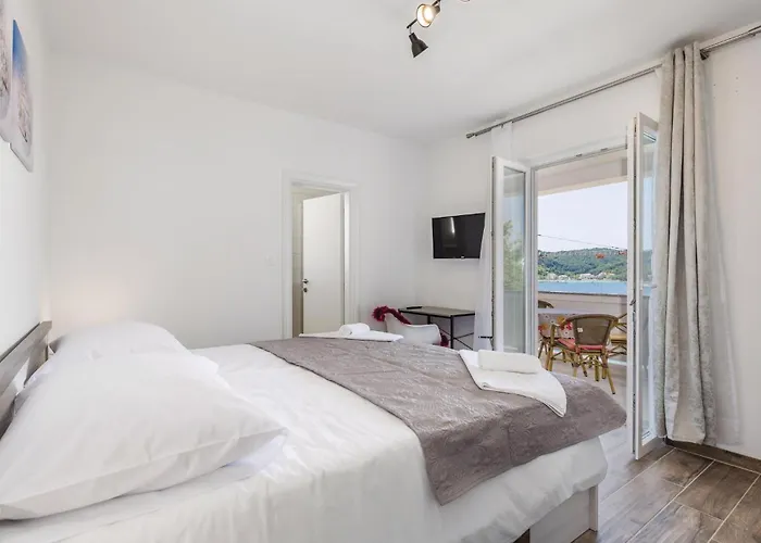 Pet Friendly In Supertarska Draga Hébergement de vacances Supetarska Draga