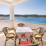 Luxurious In Supertarska Draga Ferienhaus Supetarska Draga