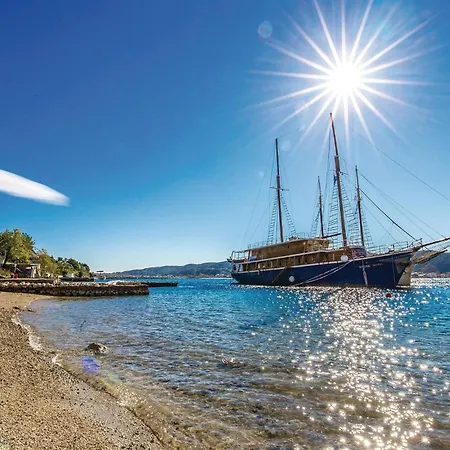 In Supertarska Draga With Wifi Holiday home Supetarska Draga