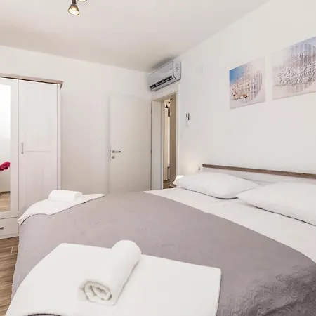 Holiday home Luxurious In Supertarska Draga Supetarska Draga
