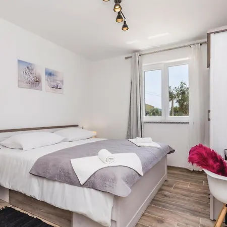 Holiday home In Supertarska Draga With Wifi