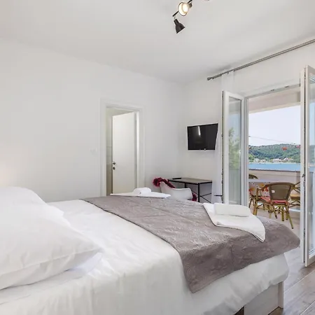 Luxurious In Supertarska Draga Holiday home Supetarska Draga